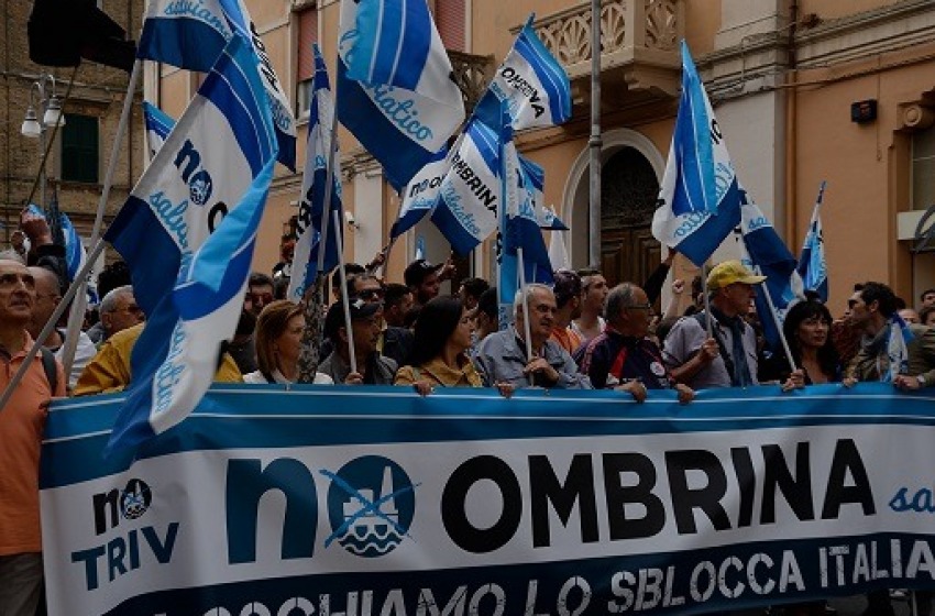 Il corteo 'No Ombrina, salviamo l'Adriatico'