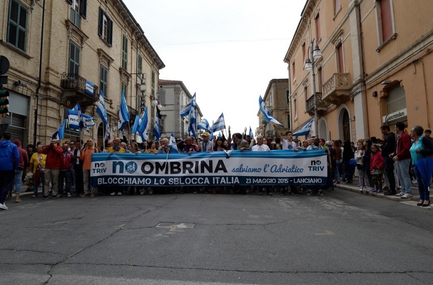 Il corteo 'No Ombrina, salviamo l'Adriatico'