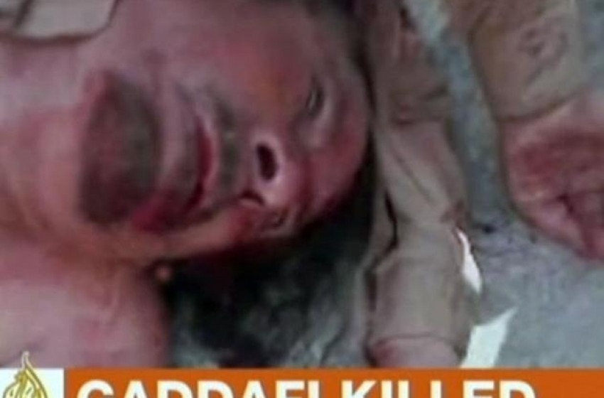 il volto del rais coperto di sangue