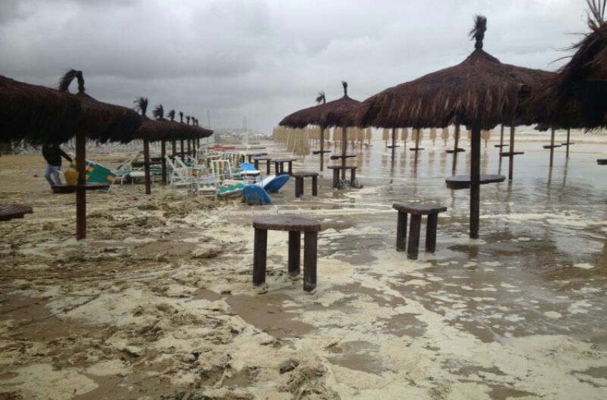lettini e palme travolti dalla furia del maltempo