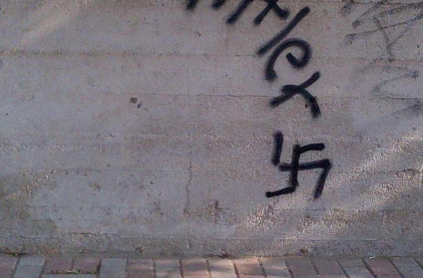 Svastiche a Montesilvano