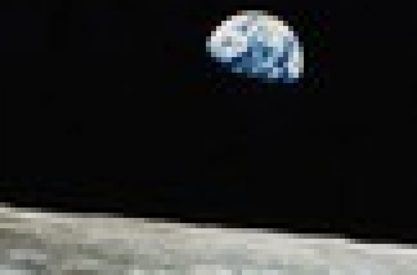 l'alba vista dalla luna