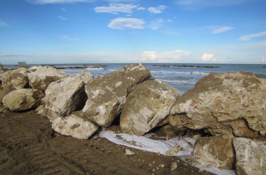 lavori spiaggia scogliera porta nuova