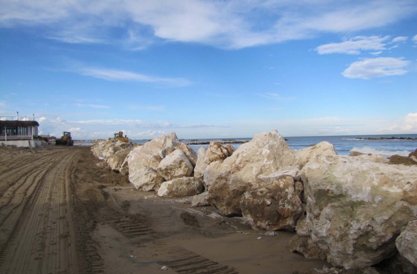 lavori spiaggia scogliera porta nuova