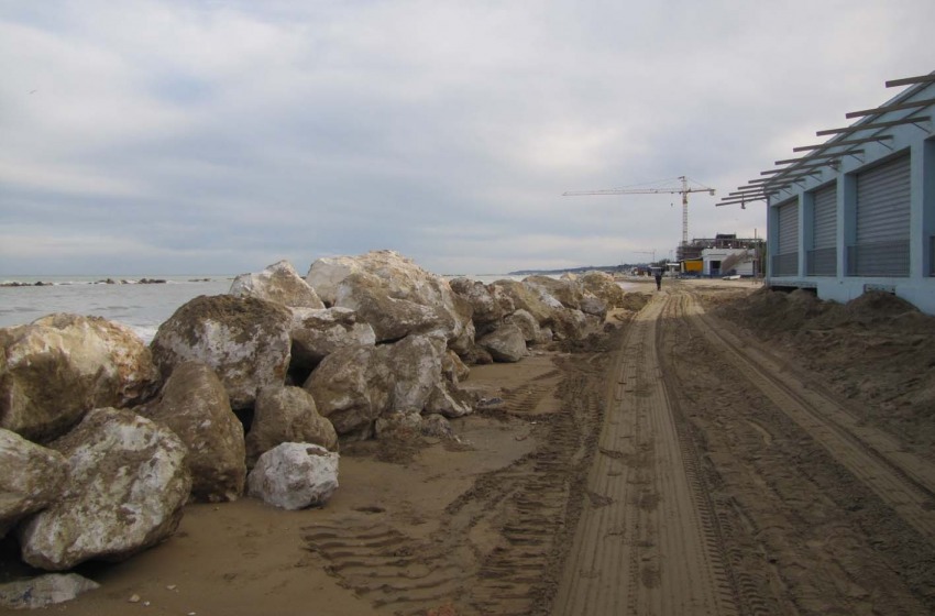 lavori spiaggia scogliera porta nuova