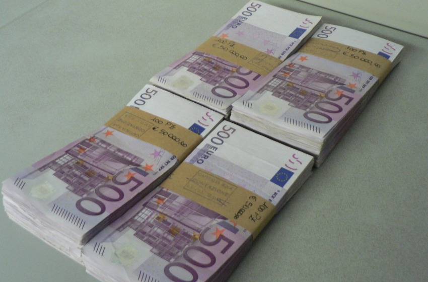 I soldi preparati dalla segretaria di Angelini