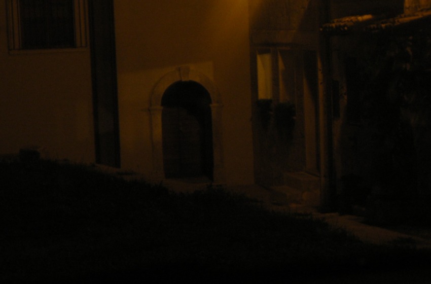 L'uscita dall'abitazione di Angelini