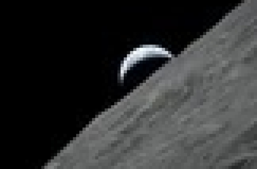 la terra sorge sull'orizzonte lunare