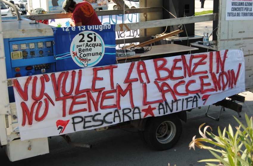 striscione protesta