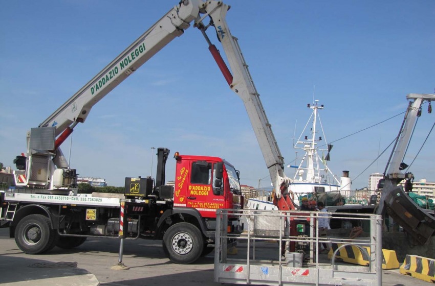ponte sul mare danneggiato