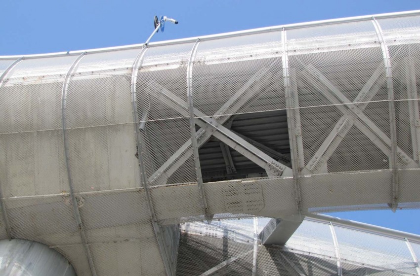 ponte sul mare danneggiato