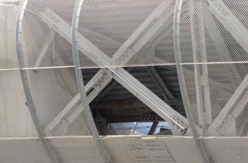 ponte sul mare danneggiato