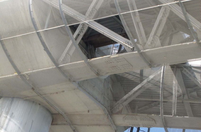 ponte sul mare danneggiato