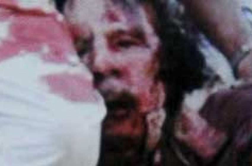 La prima foto di Gheddafi catturato dai ribelli
