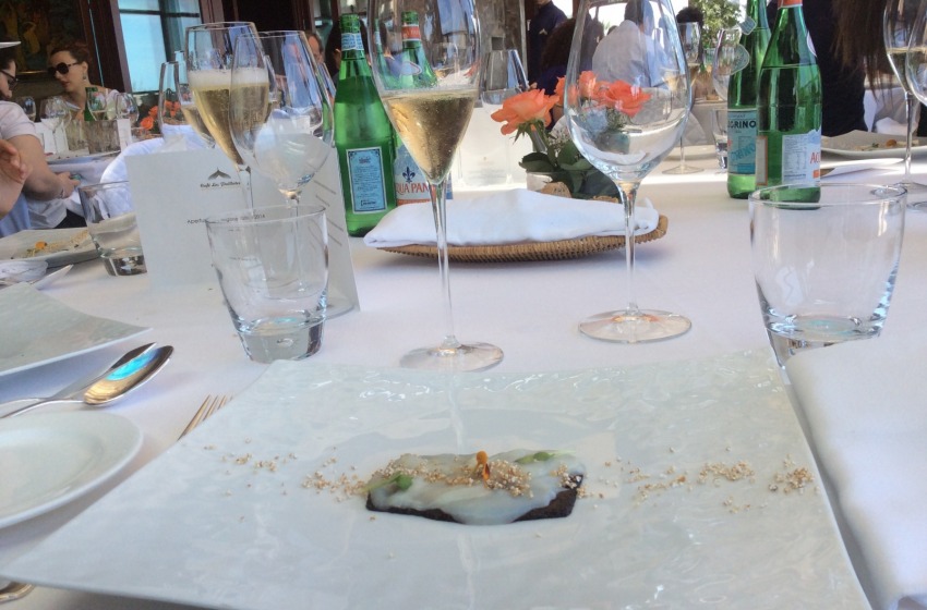 carpaccio di capesante su amaranto al mais nero con olio di lino