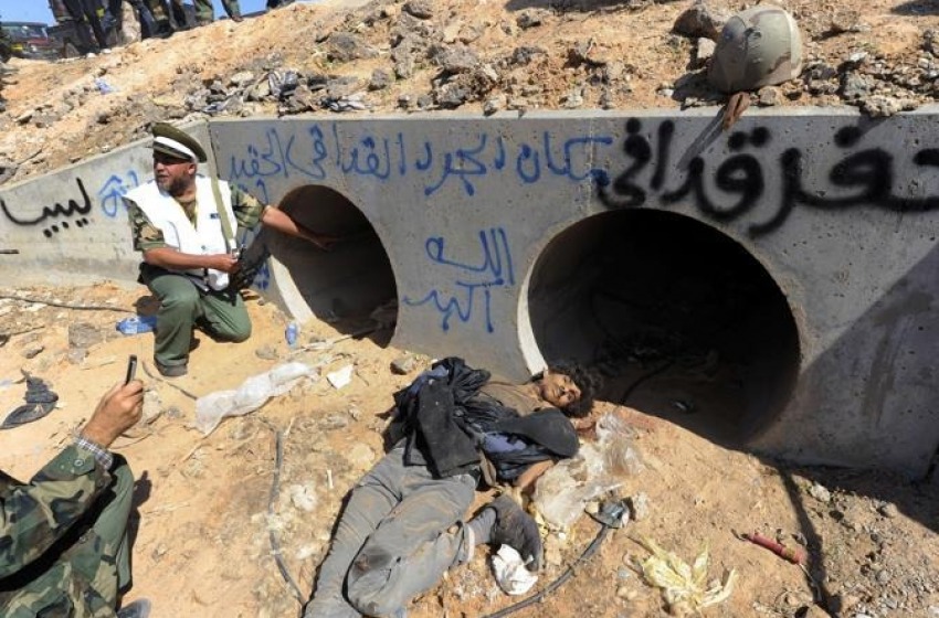 I ribelli mostrano il luogo dove gheddafi si nascondeva