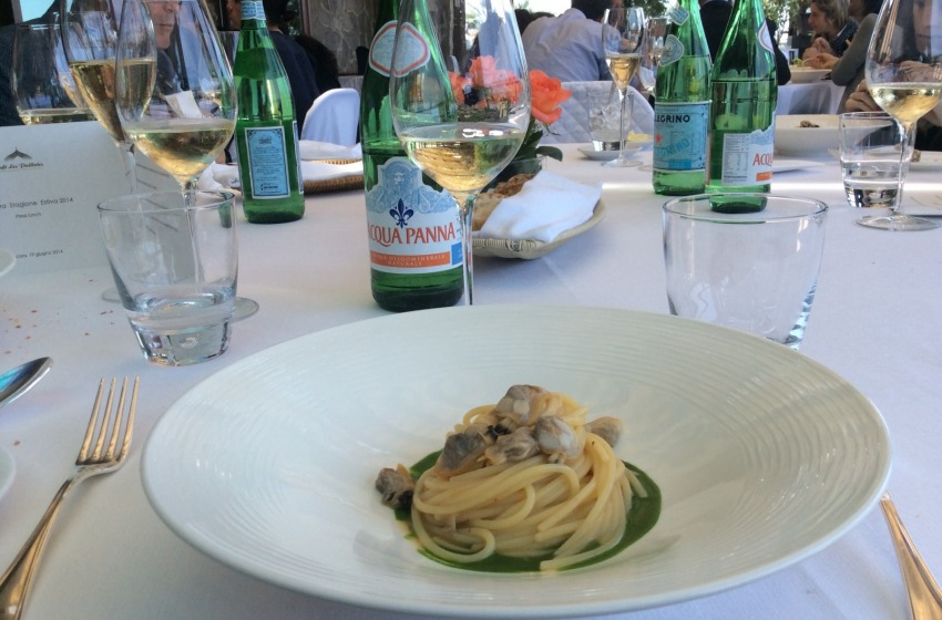 Spaghetti all'acqua di pomodoro con vongole, salsa di basilico e prezzemolo