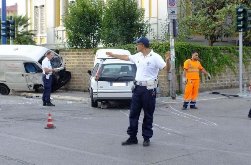 Auto contro motocarro a Pescara, grave un 23enne