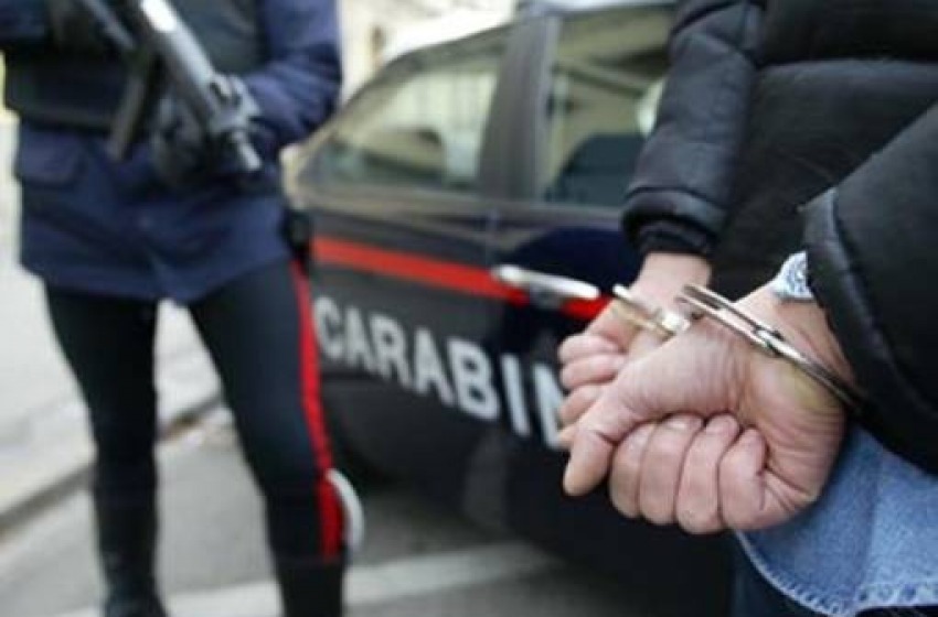 Drogati vedono i Carabinieri, li strattonano e tentano la fuga