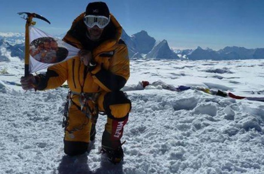 Sulmonese in Himalaya piazza una bandiera con moglie e figlio