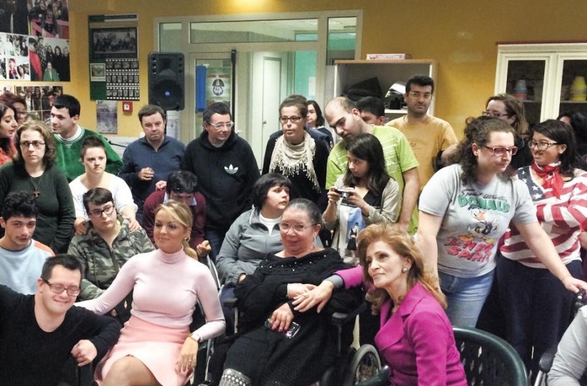 Francesca Pascale a Pescara per visitare la onlus Diversuguali