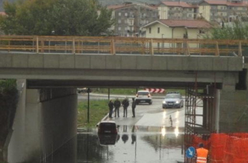 Maltempo: sottopasso allagato a Pescara, auto bloccata