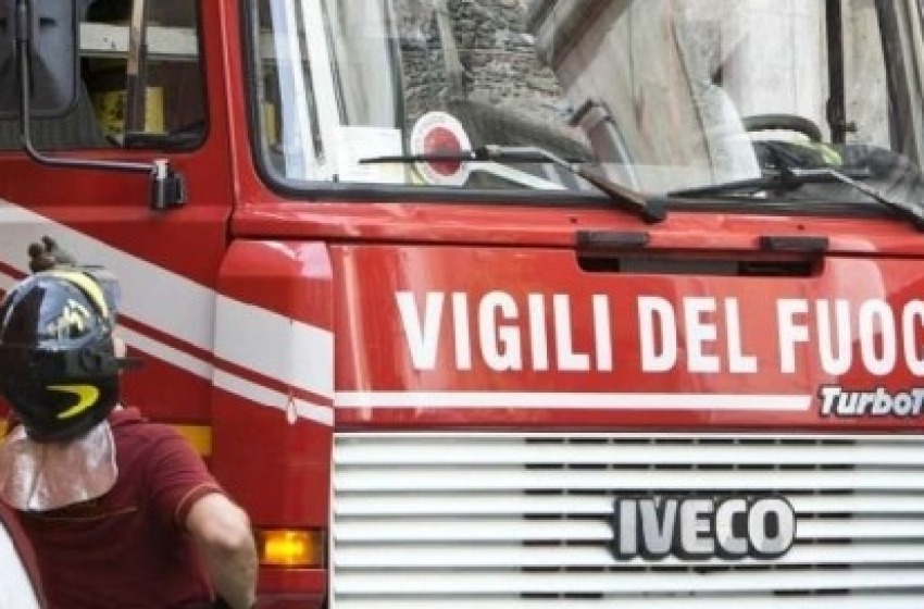 Pescara che brucia di notte: incendiato capannone in via Magellano