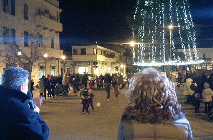 A Roseto degli Abruzzo l'albero di Natale s'accende per la piccola Iaia