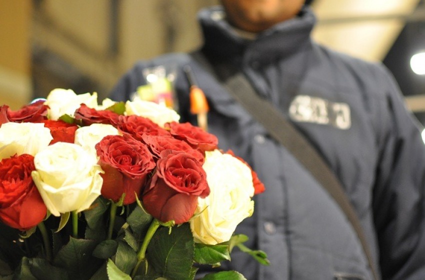 Botte tra venditori di rose in via de Cesaris. Pakistano finisce in ospedale