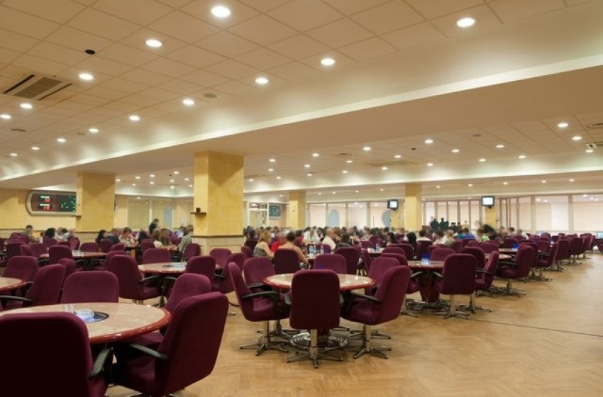 Vicenda rom. Sale la tensione