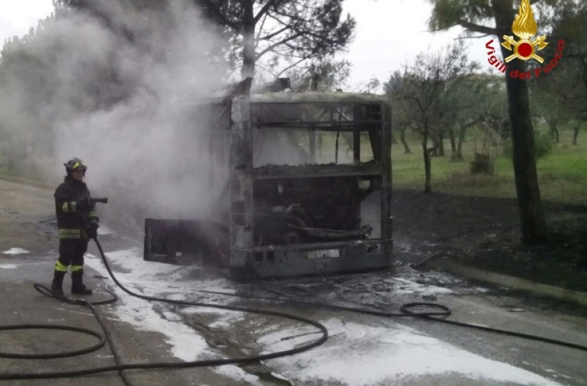 Incendio distrugge un bus a Loreto Aprutino, nessun ferito
