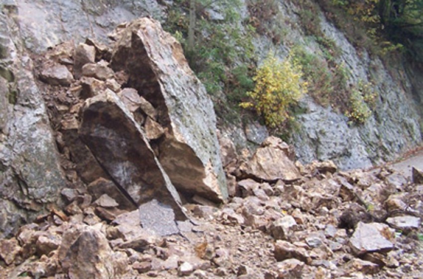 Colle Renazzo, frana vicino abitazione: famiglia sgomberata