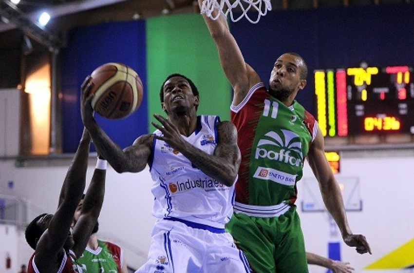 Impresa degli Squali di Roseto, Omegna battuto 90 a 93