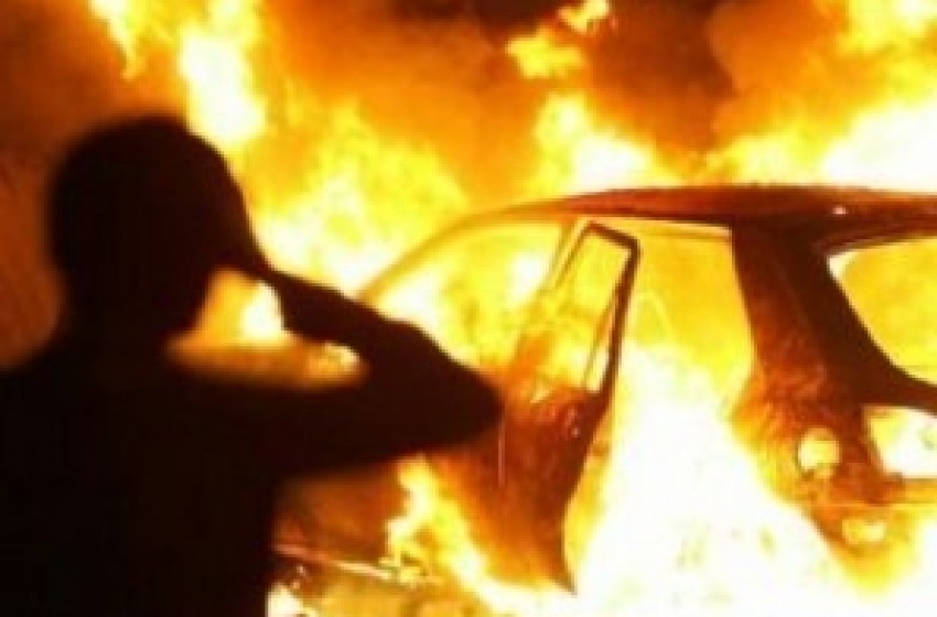 A Pescina brucia ancora un'auto. Domenica era toccato a carabiniere
