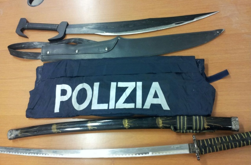 Aquilano sospettato di spaccio nei guai per spade da samurai