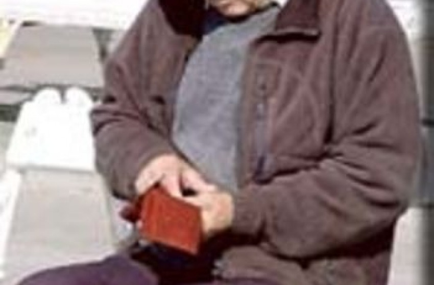 Pensionato ruba portafoglio