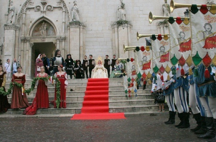 Giostra Cavalleresca Sulmona: Raffaella Fico sarà la Regina d'Aragona