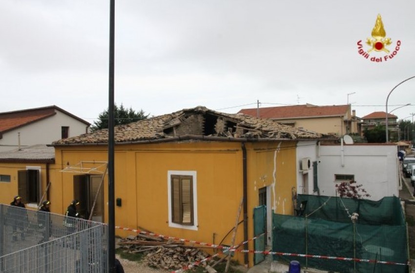 Crollato tetto di abitazione, tragedia sfiorata in via Sacco