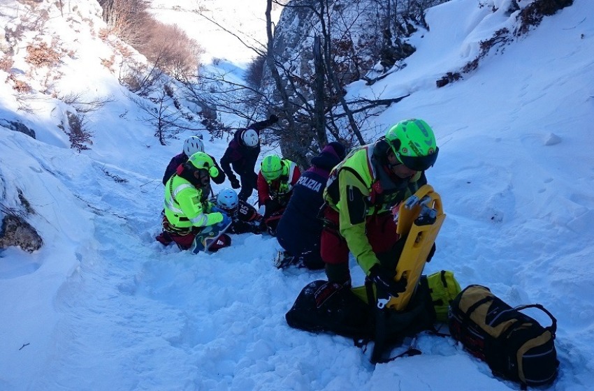 Allarme "fuoripista" sul Monte Pratello. Snowbordista contro albero salvo per miracolo