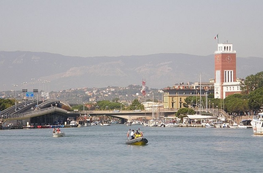 Mascia che approva il bilancio