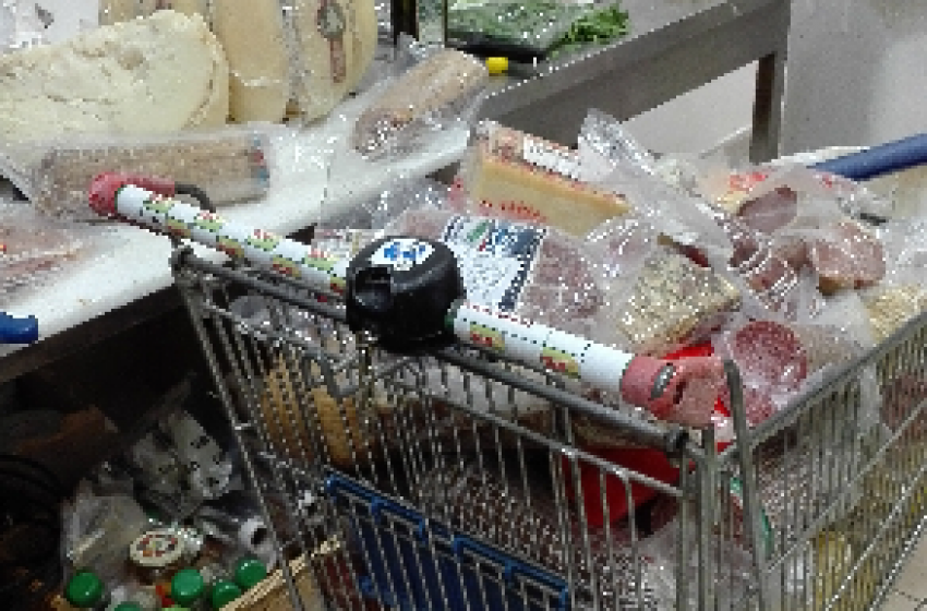 Blitz della Finanza dentro supermercato a L'Aquila. Sequestrati 900 chili di alimenti pericolosi