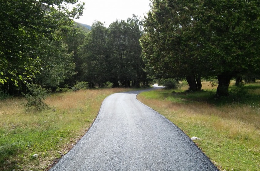 Un nastro d'asfalto di km deturpa un santuario della natura nel Parco d'Abruzzo.