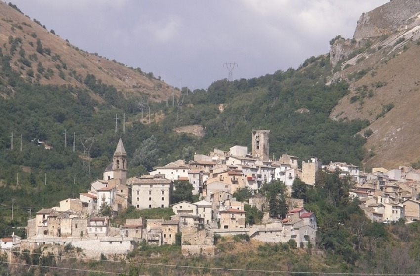 Si lancia con l'auto nel dirupo