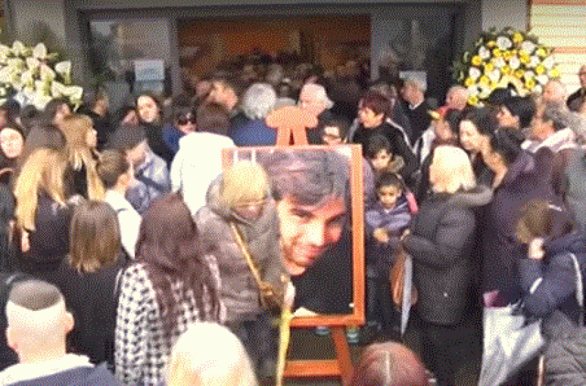 Una folla commossa per l'ultimo saluto ad Alessandro Neri ucciso nel mistero