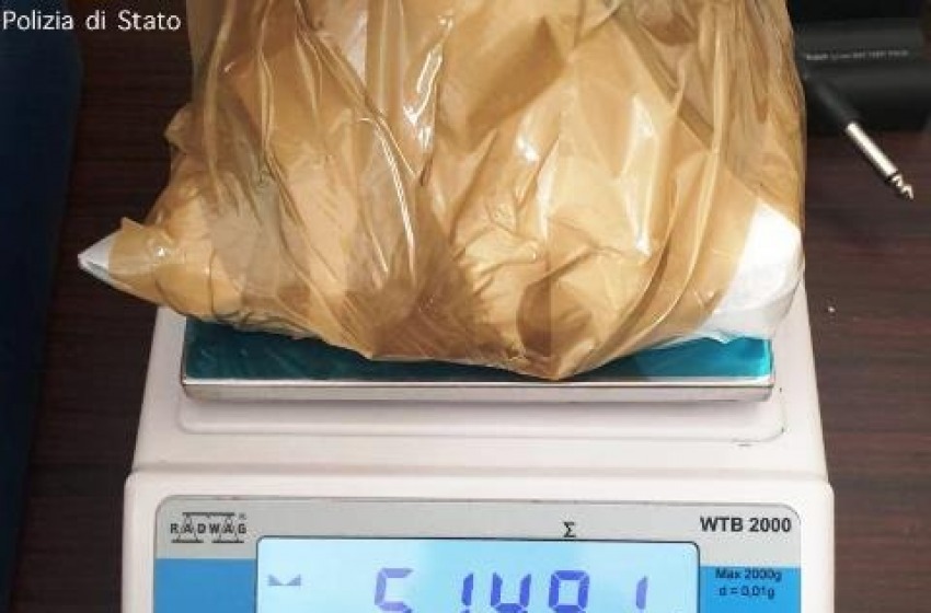 Trasportava mezzo chilo di 'polvere bianca': arrestato spacciatore emiliano