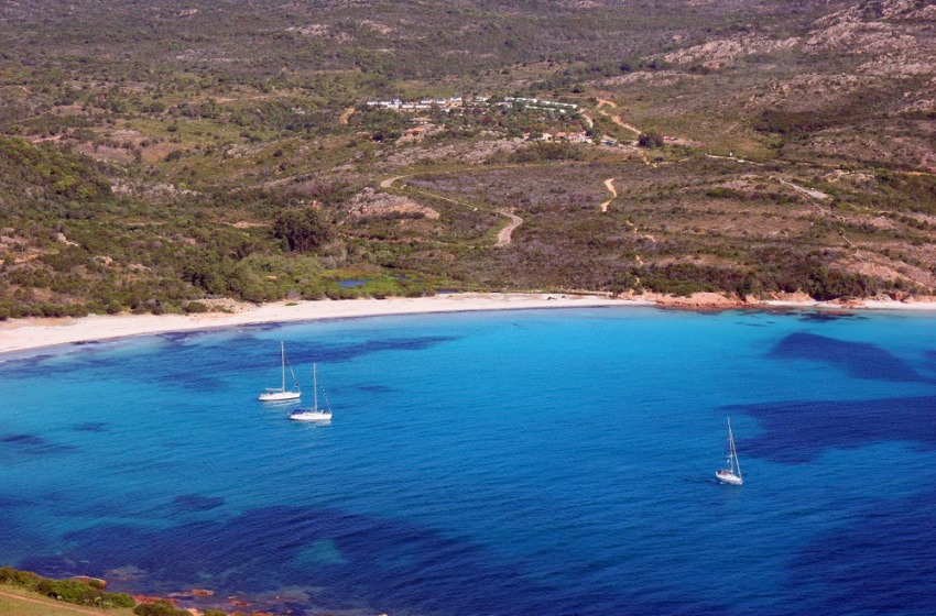 Tutti i consigli per le vacanze in barca a vela in Corsica
