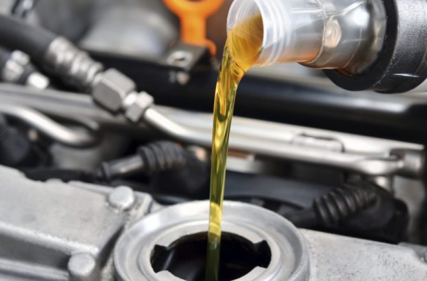 Tutto quello che c'è da sapere sull'olio motore per auto: qual è il migliore?   
