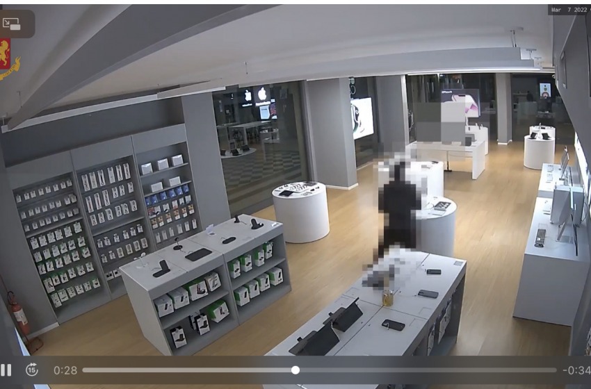 “Spaccata” notturna nel negozio Apple di via Cesare Battisti (#ilvideo)