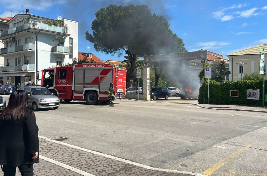 Auto a fuoco nel parcheggio dell'ex clinica Baiocchi