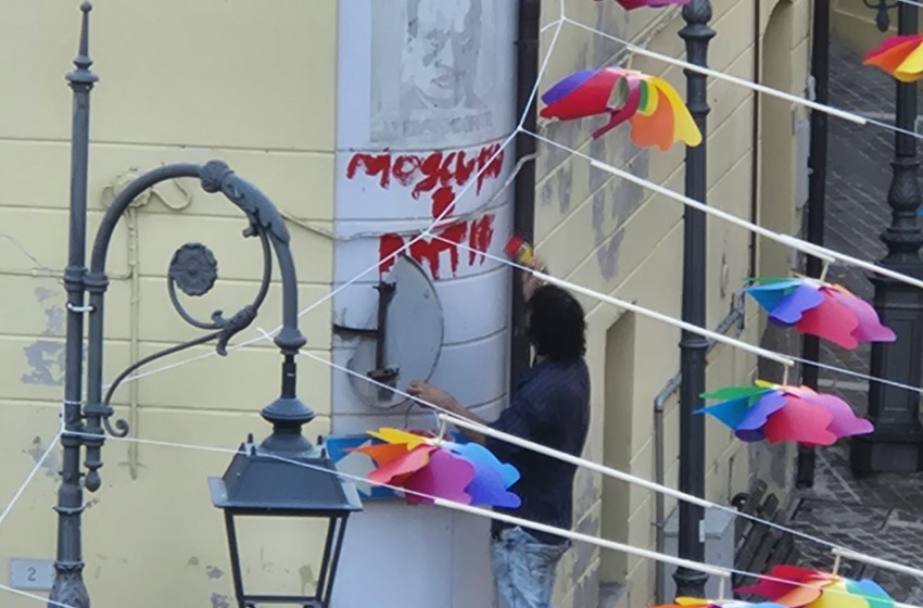  "Per Sospiri è la scritta antifa che deturpa Moscufo, non la faccia di Benito"